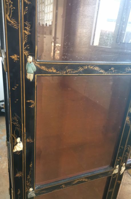 Vitrine em madeira e vidro estilo oriental