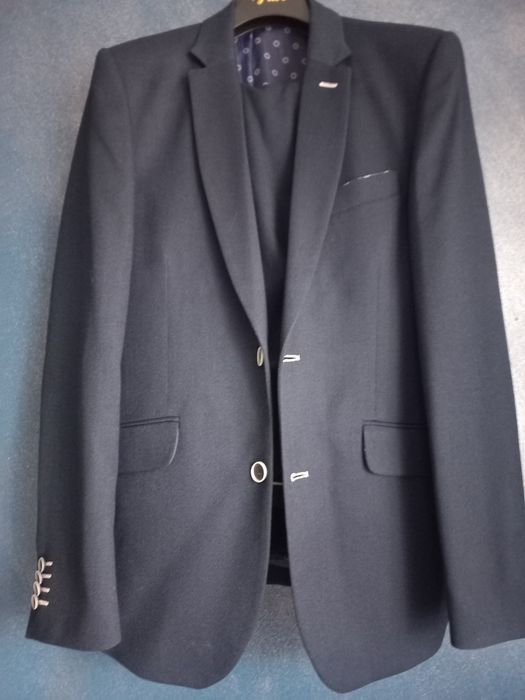 Męski granatowy garnitur