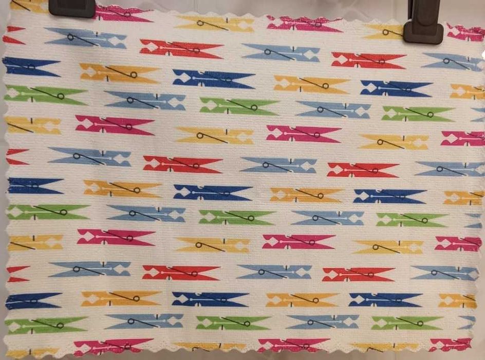 2 małe ręczniki kuchenne wielobarwne.