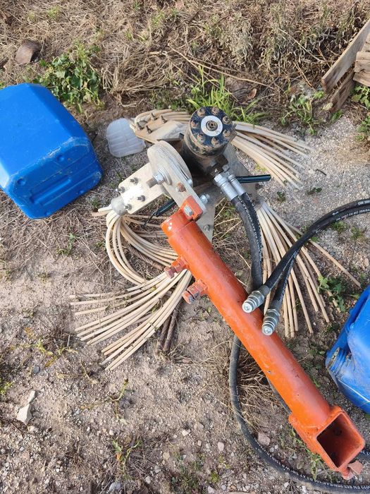 Varredor de pomares adaptado à frente do triturador agrimaster