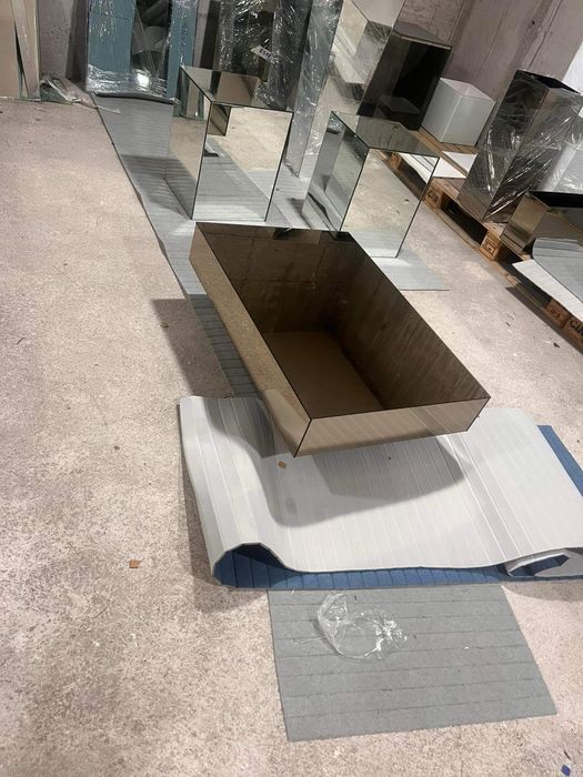 Mesa espelhada suspenda