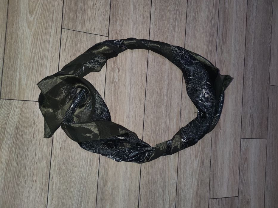 Chusta o długości 100 cm, wykonana z poliestru włoskiego pochodzenia.