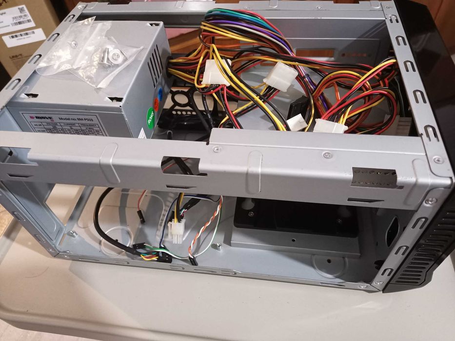 Caixa Desktop Mini ITX, com fonte 400W64343240099331122