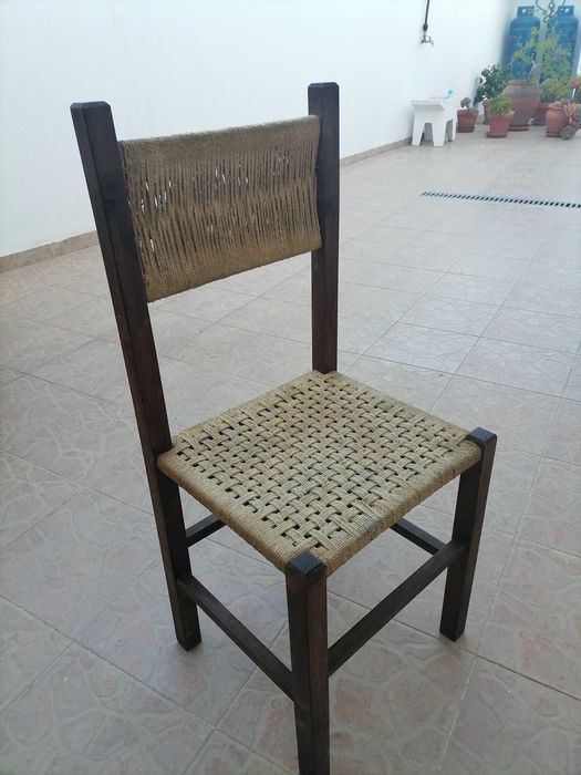 Cadeira antiga de madeira e corda