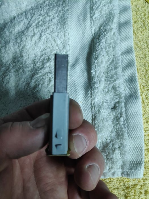 Щётка с металлическим держателям графитовая(угольная)7х13