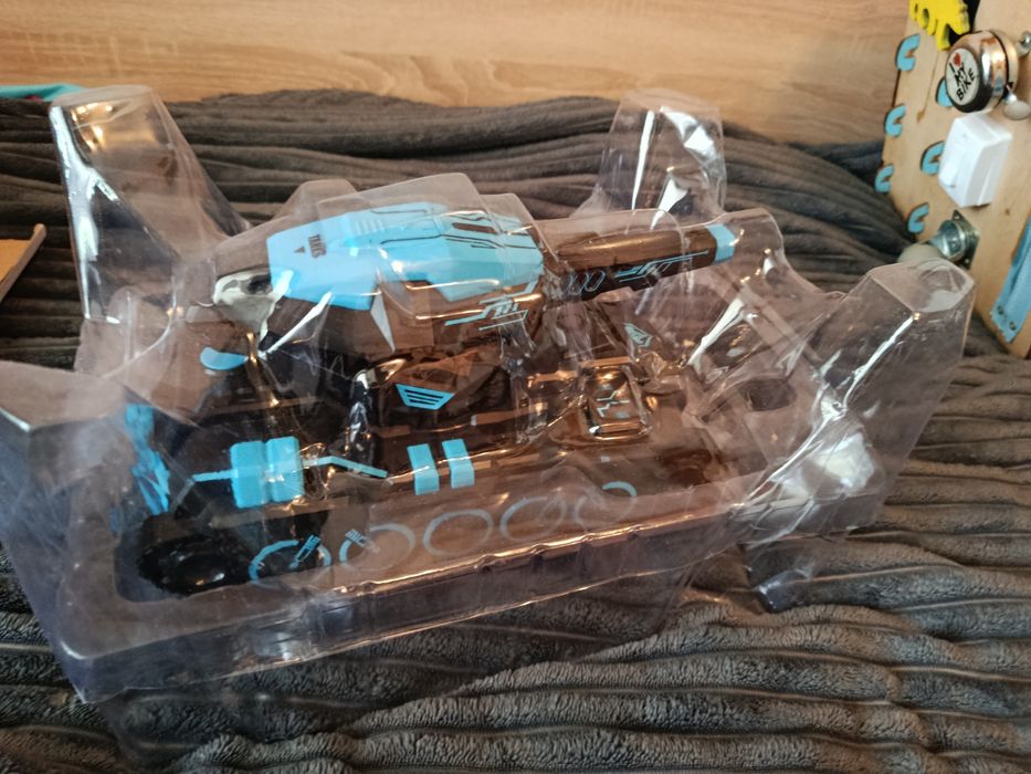 Танк на радіокеровані, стріляє гідрогелем, з коробкою