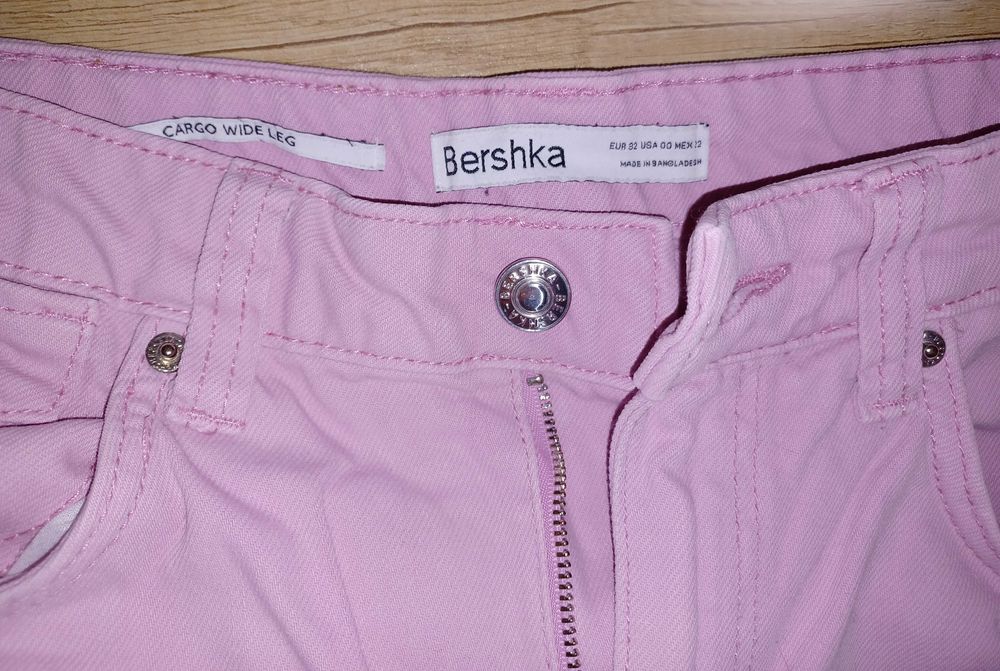 Różowe spodnie cargo Bershka
