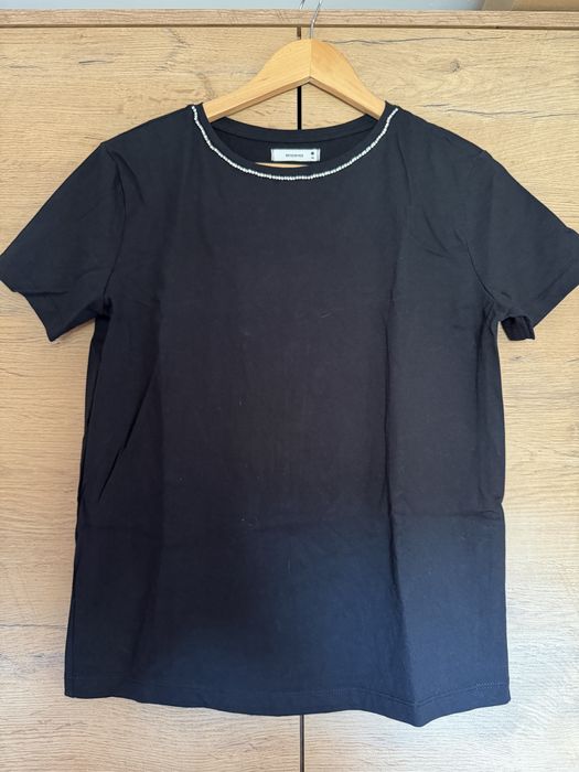 Czarna koszulka tshirt damska z ozdobym kołnierzykiem