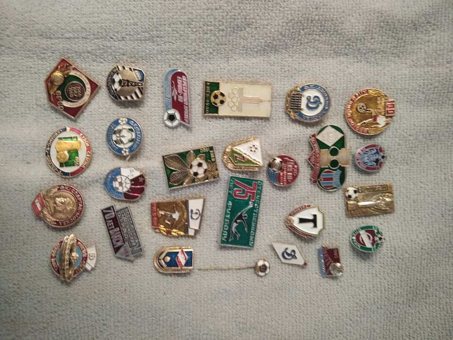 Продам значки футбол