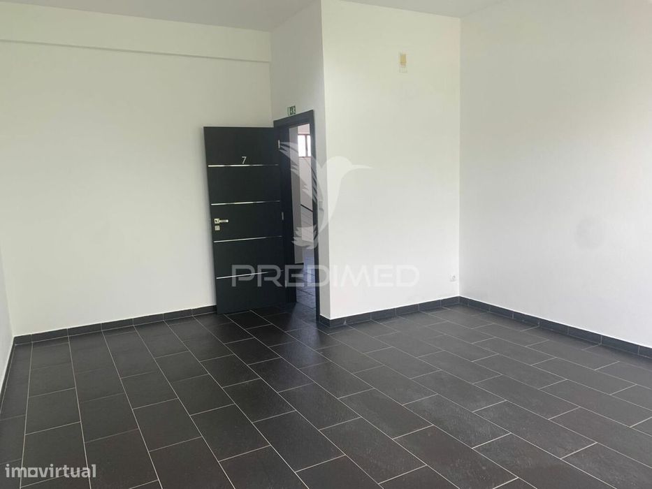 Escritórios amplos e espaçosos em Évora