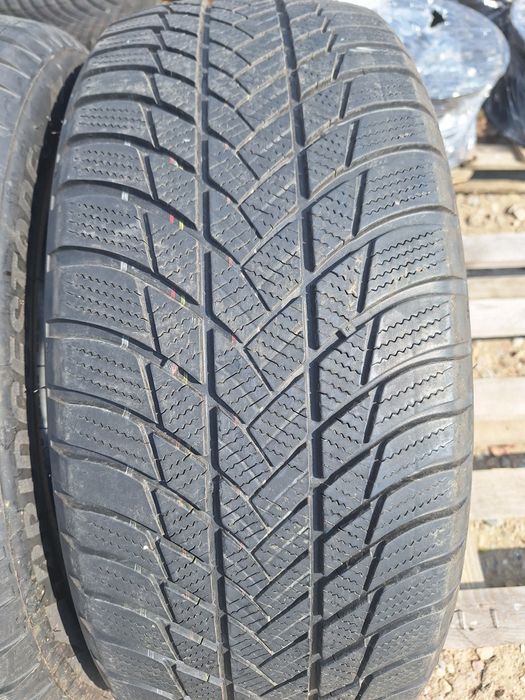 Opony zimowe Bridgestone Blizzak LM 001. 225 55 r18 102V