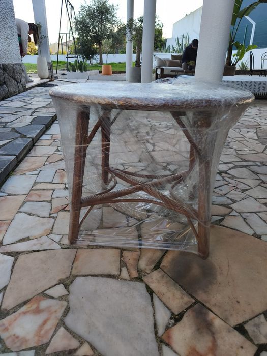 Mesa de centro oval em verga