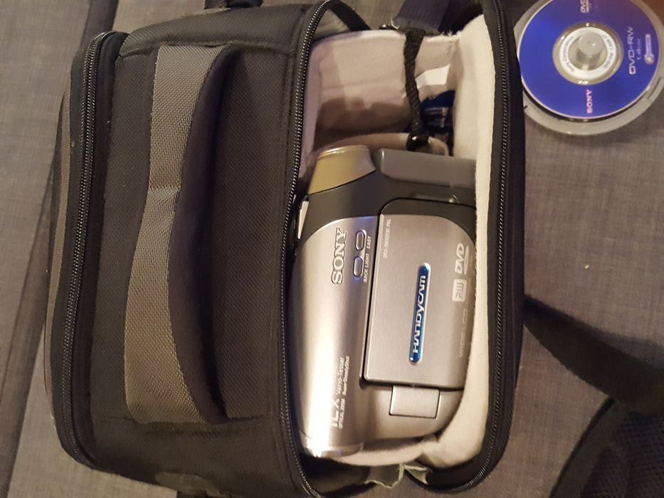 Sony Handycam DVD-RW + CaseLogic Carry Case + DVDs64564348630146124