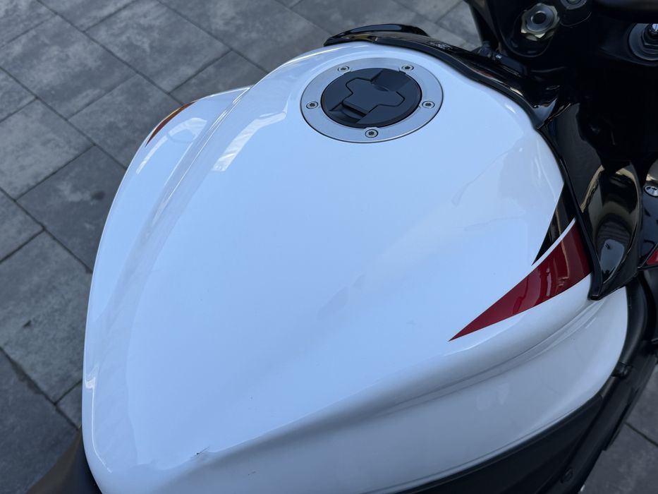 Suzuki gsx s 1000