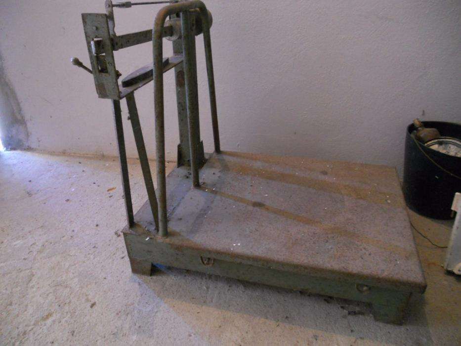 vendo balança antiga em ferro