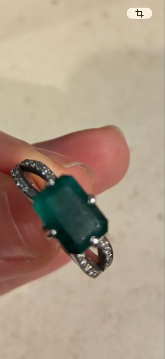 Anel em ouro de 19,2 kt com 40 brilhantes e uma esmeralda contrastado