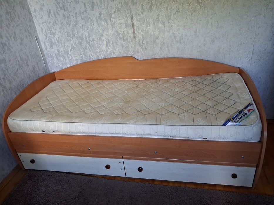Одинарне ліжко з матрасом, з висувними шухлядами. Ідеально підійде для невеликих кімнат або дитячих кімнат. Розмір спального місця 80/190. Самовивіз.