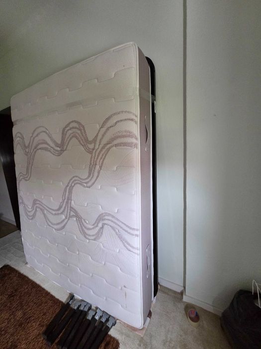 Cama de casal. Em bom estado. Qualidade superior.