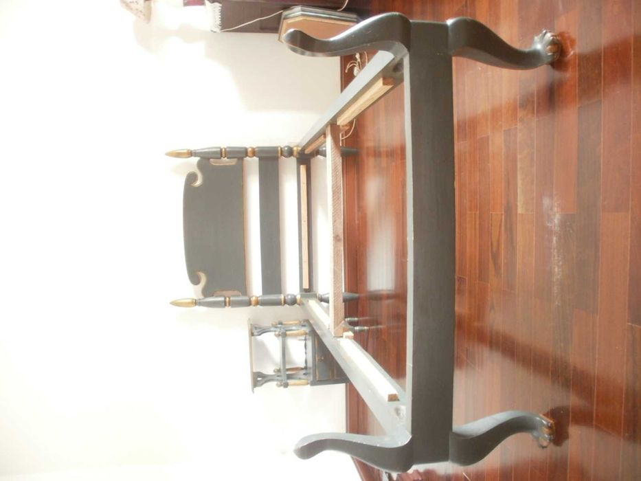 Cama de solteiro + mesinha de cabeceira