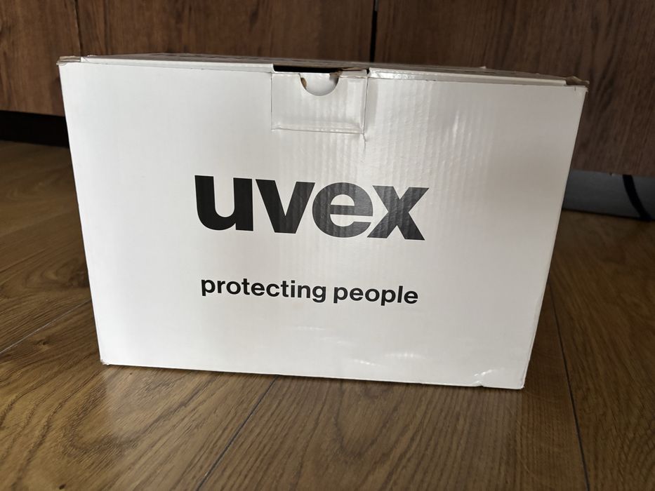 Czarny kask Uvex Audi