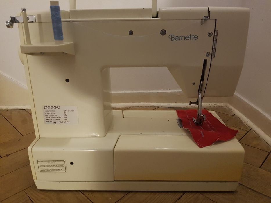 Máquina de costura marca BERNETTE