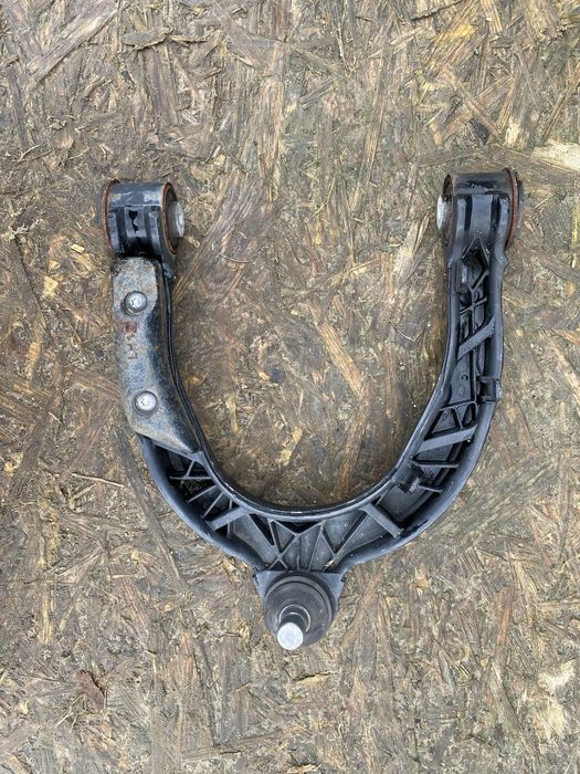 Ричаг верхній передній лівий Tesla Model 3