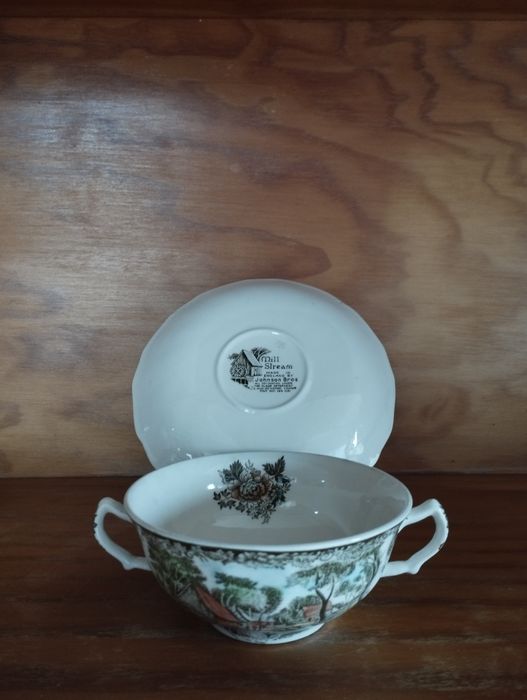 Pires e Chávena de Duas Asas - Mill Stream