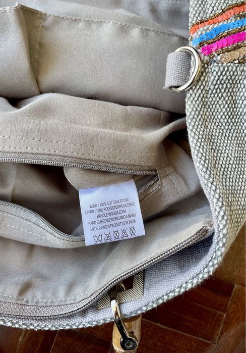 Mala cinzenta artesanal com missangas coloridas