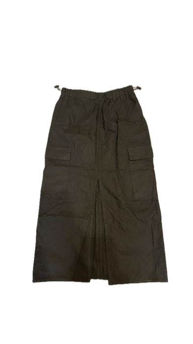 чорна спідниця,має розріз позаду