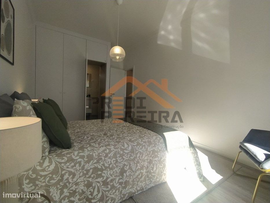 Situado em Benfica, apartamento T3 em processo de remodelação.