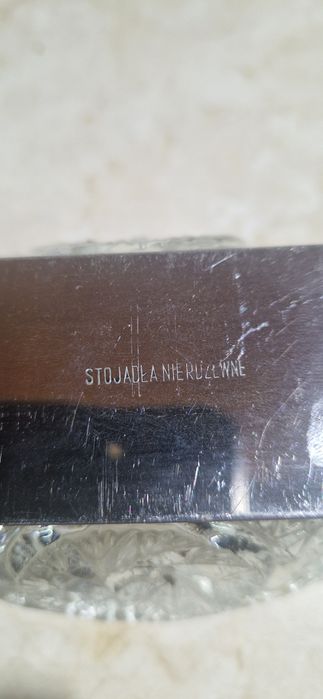 Mała żardiniera w stalowym uchwycie z PRL