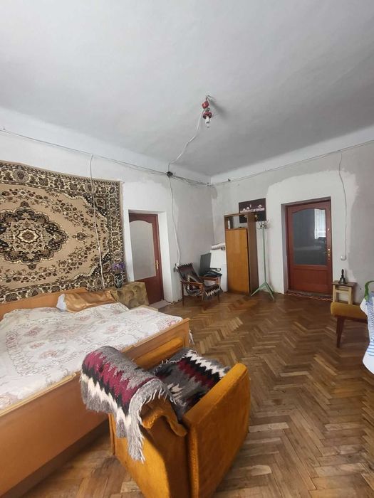 Продаж цегляного будинку з гарною земельною ділянкою, центр міста.