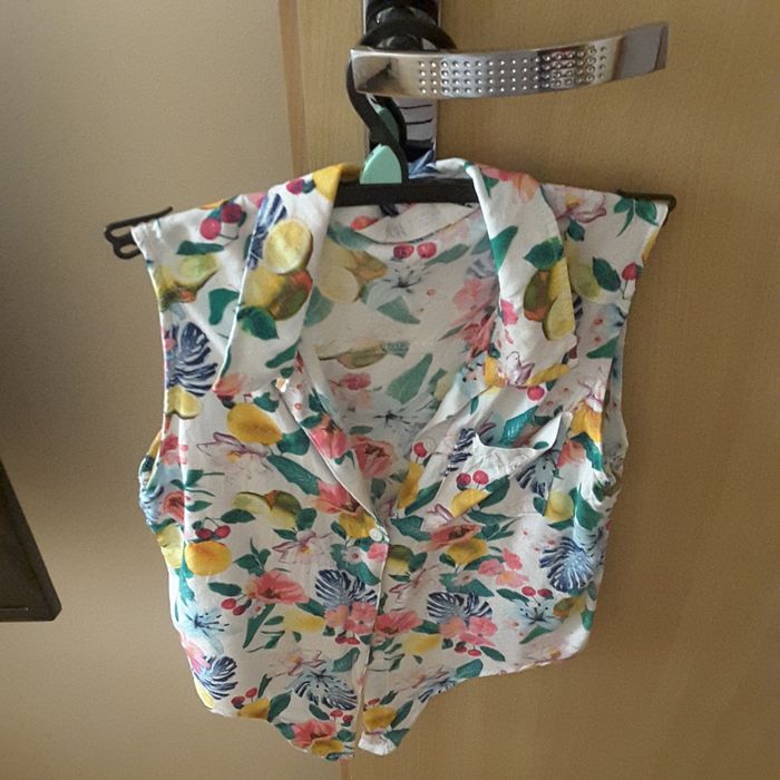Bluzeczki w kwiatki H&M rozmiar 140 2szt
