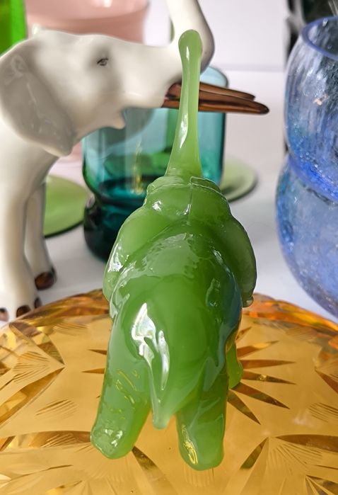 Figurka słoń piękne stare kolorowe szkło