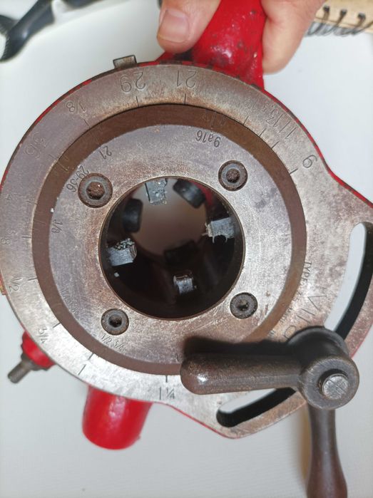 2 Tarraxas Manuais (maquina roscas)