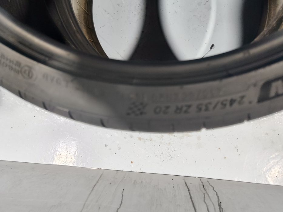 2 pneus semi novos 245-35R20 Michelin - Oferta dos Portes