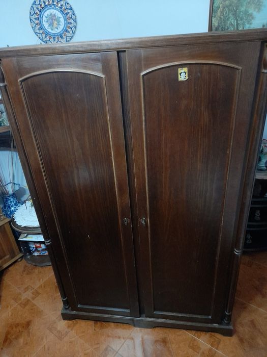 Quarto completo (cama, cómoda, roupeiro, mesa de cabeceira)