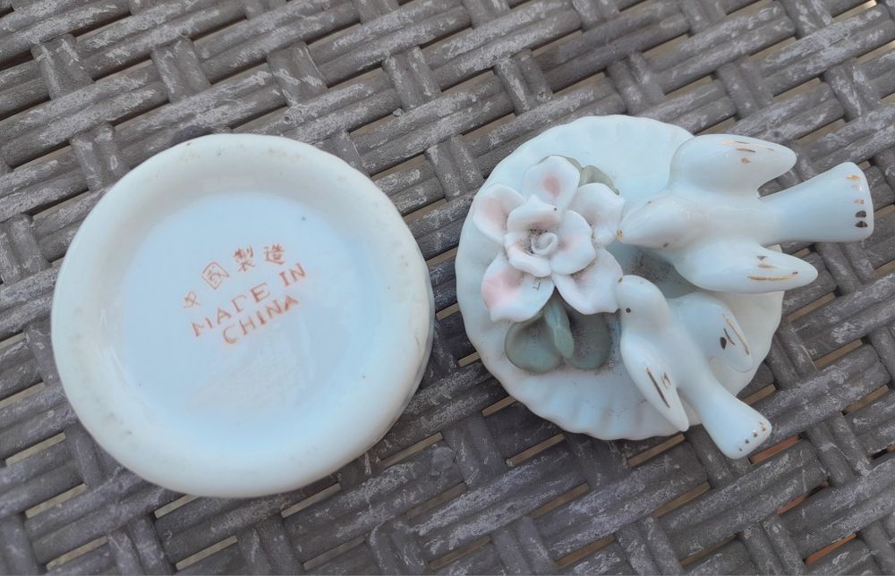 Pequena caixa de loiça antiga