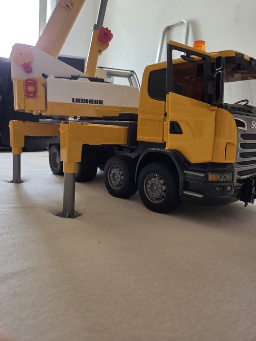 Zabawka bruder dźwig scania