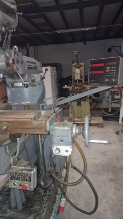 Fresadora ferramenteira convencional com digital