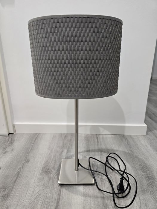 Candeeiro de pé (cinzento)