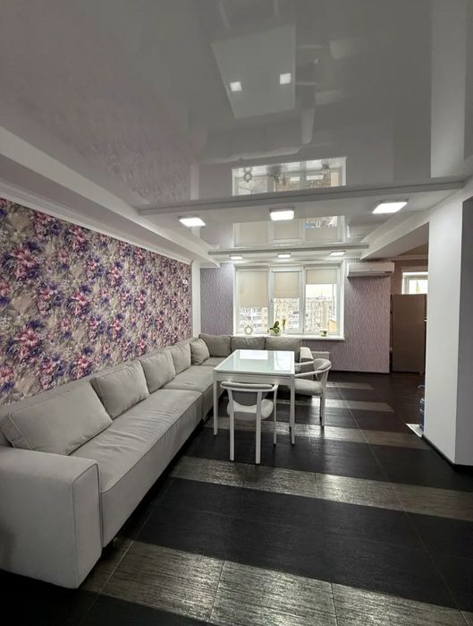 Продам 4кімнатну квартиру. 175кв.м.Центр.Власник