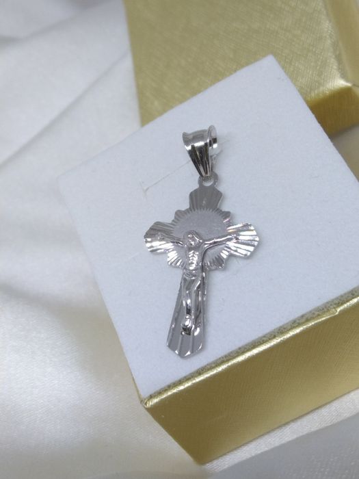 Srebrny wisiorek krzyżyk z Panem Jezusem, srebro 925