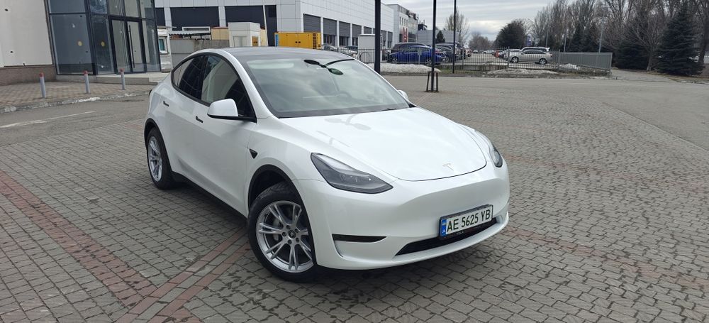 Tesla model Y 2024