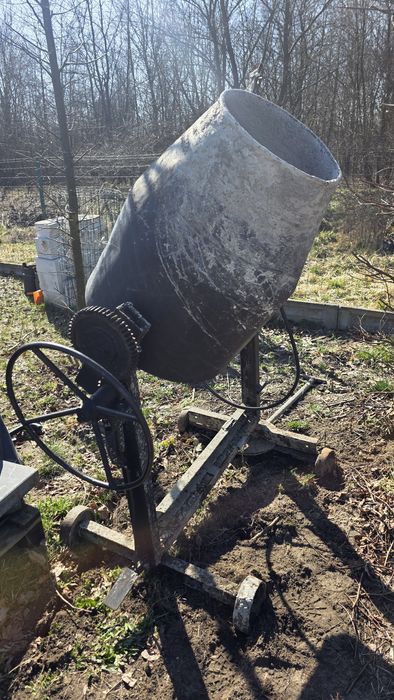 Trwała betoniarka z przechyłem na koło – silnik trójfazowy 1kW