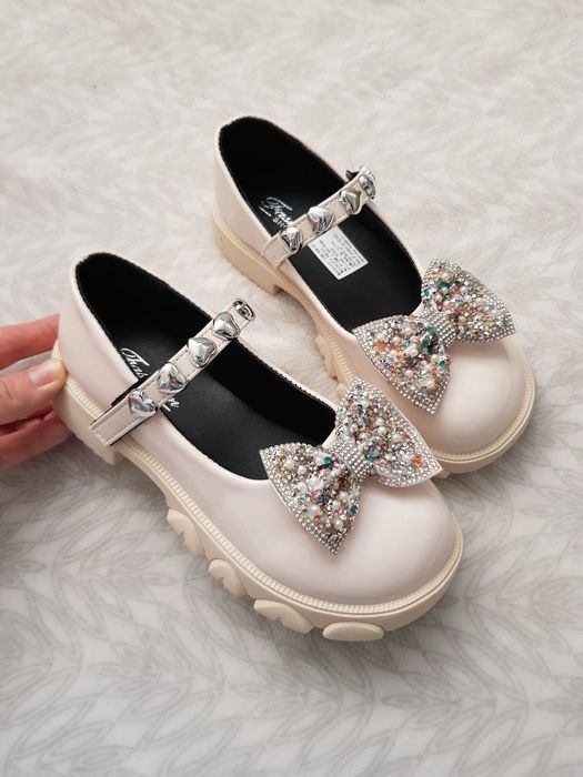 Нові святкові туфельки на дівчинку