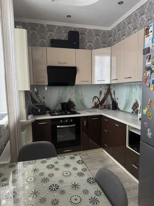 3-кімнатна з ремонтом, меблями та технікою,котел + гараж