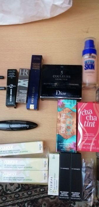 Cosméticos de várias marcas.