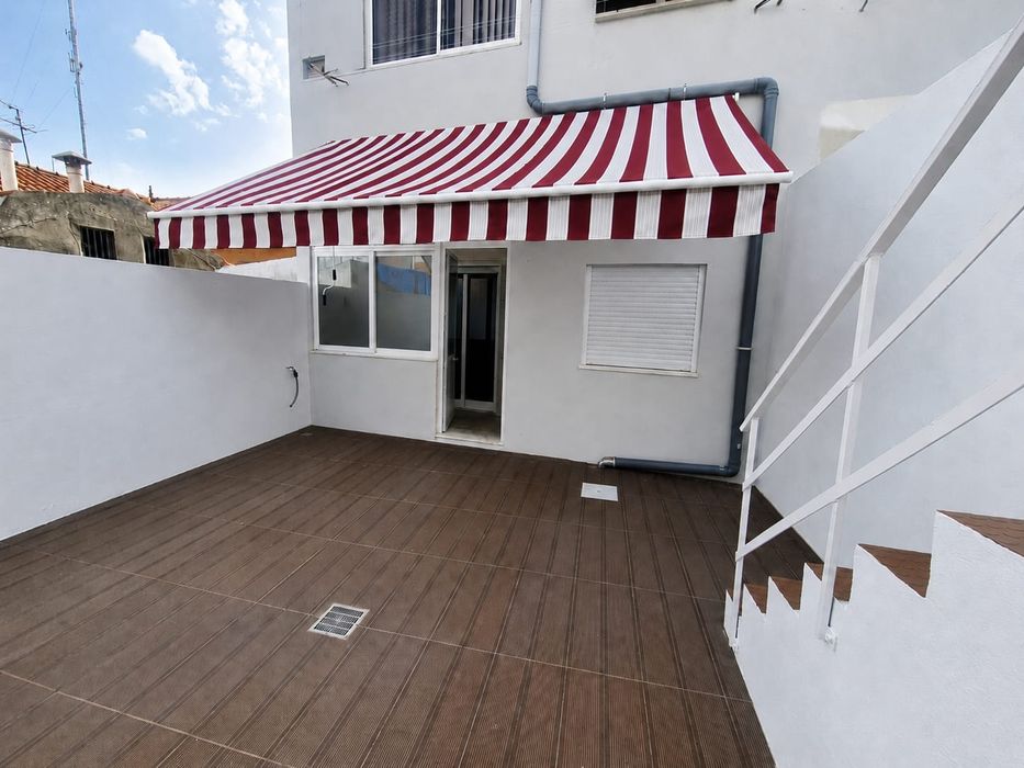 T1+1 com anexo, quintal e terraço, totalmente remodelado