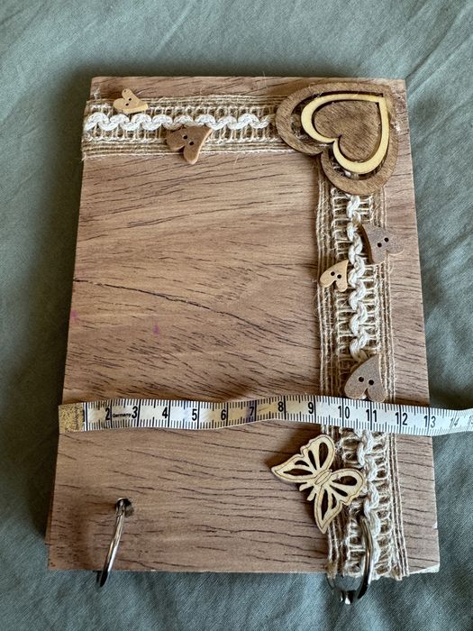 Caderno com capa de madeira